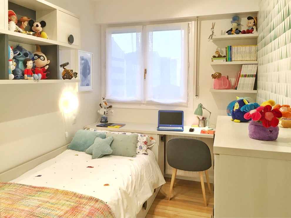 Kleines, Neutrales Modernes Kinderzimmer mit Schlafplatz in Sonstige