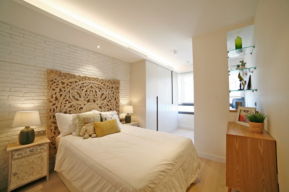 Diseño de dormitorio infantil contemporáneo con paredes blancas, suelo de madera clara y suelo beige