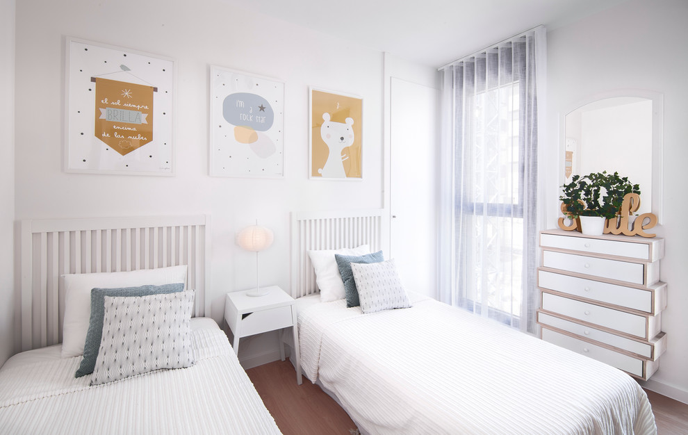 Klassisk inredning av ett mellanstort könsneutralt barnrum kombinerat med sovrum och för 4-10-åringar, med vita väggar och mellanmörkt trägolv