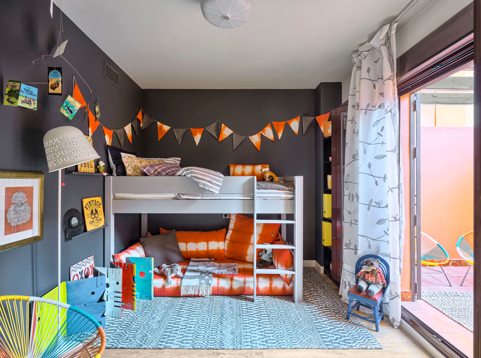 Aménagement d'une chambre d'enfant contemporaine de taille moyenne avec un mur noir, parquet clair et un lit superposé.