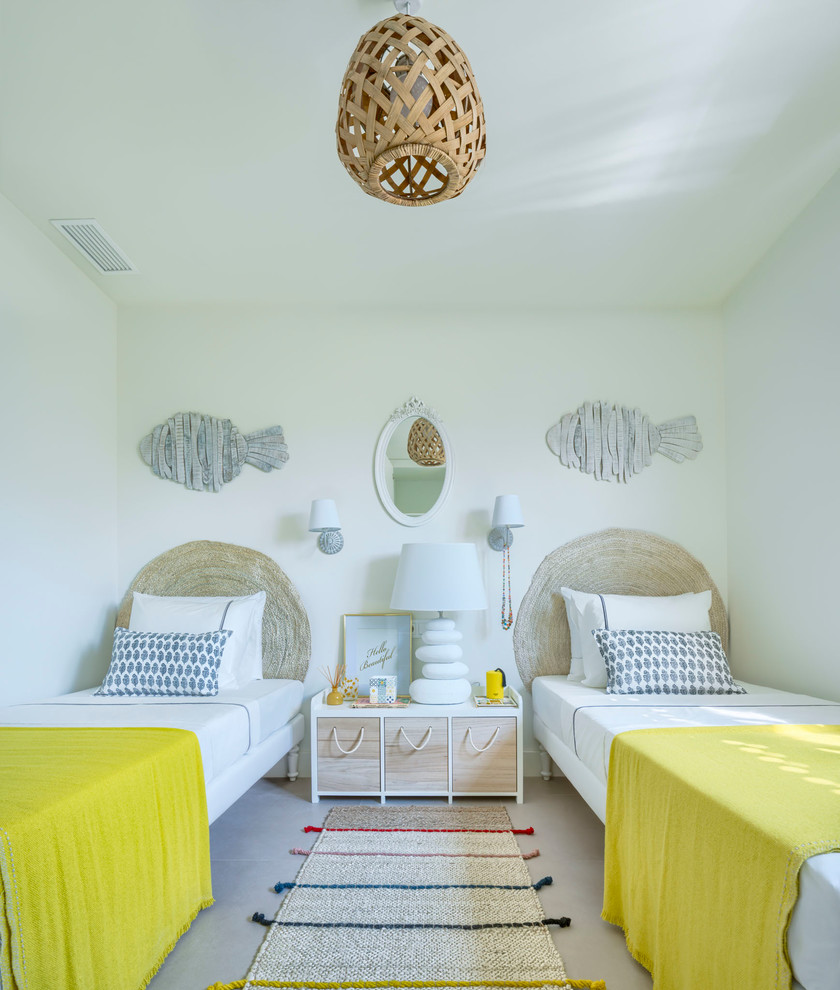 Diseño de dormitorio infantil de 4 a 10 años mediterráneo de tamaño medio con paredes blancas