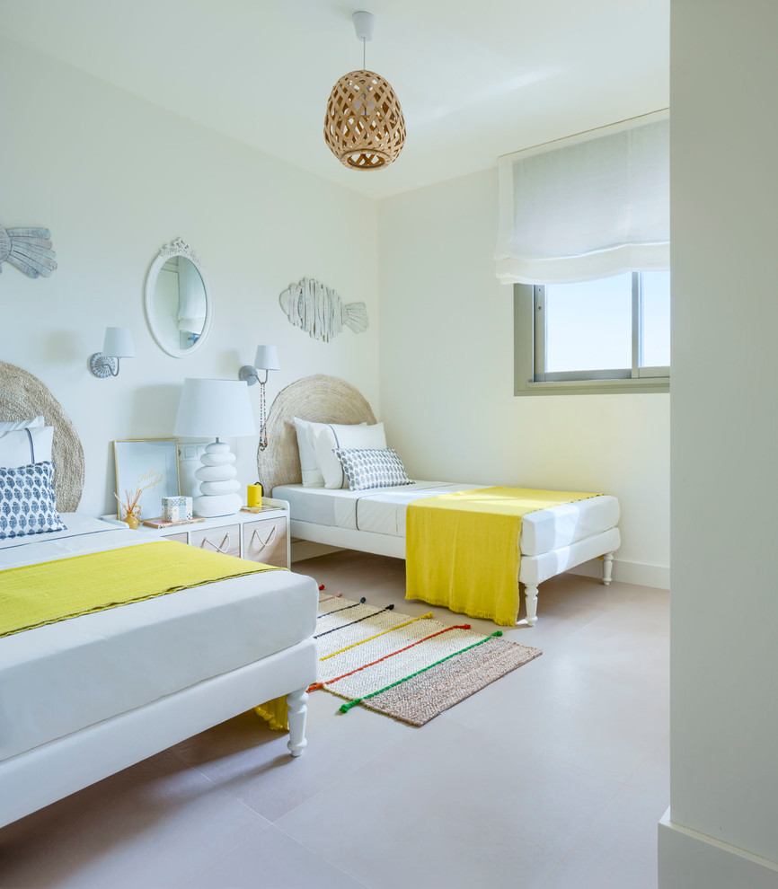 Cette image montre une chambre d'enfant marine avec un mur blanc et un sol beige.