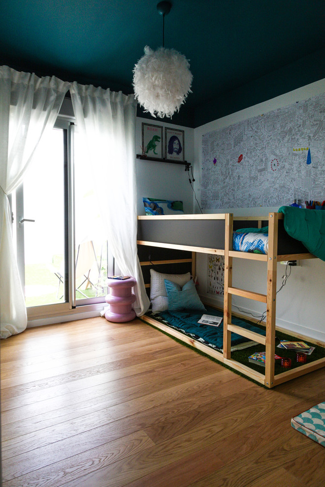 マラガにあるお手頃価格の中くらいな北欧スタイルのおしゃれな子供部屋 (白い壁、無垢フローリング、児童向け) の写真