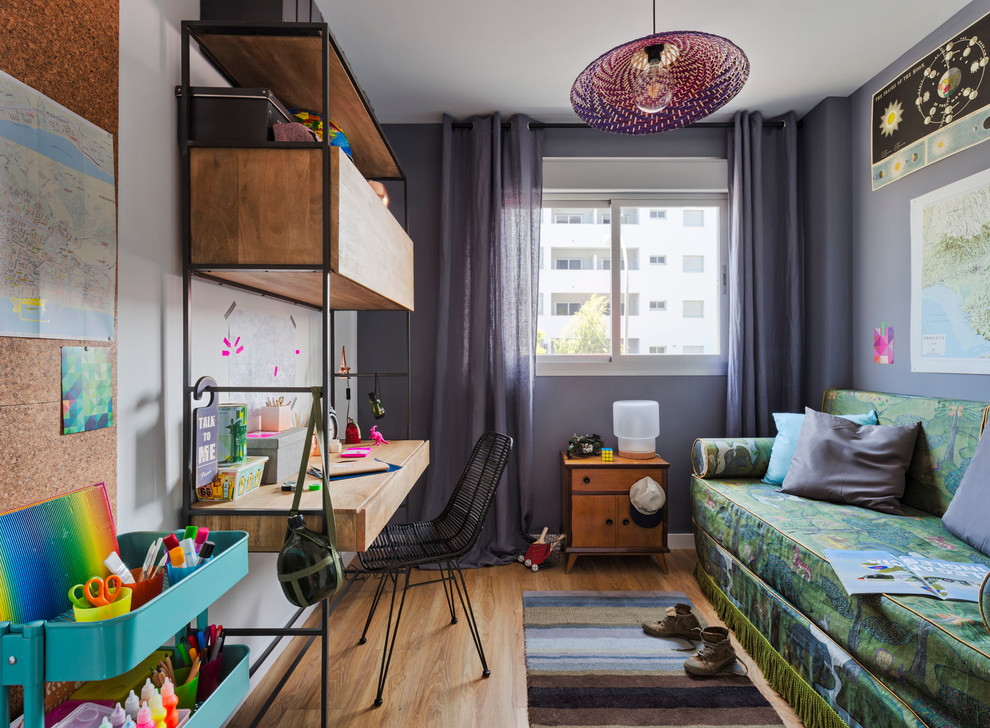 Inspiration pour une chambre d'enfant bohème de taille moyenne avec un bureau, un mur gris et un sol en bois brun.