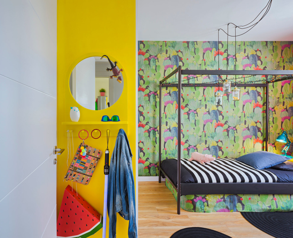 Foto på ett mellanstort eklektiskt barnrum kombinerat med sovrum, med mellanmörkt trägolv och flerfärgade väggar