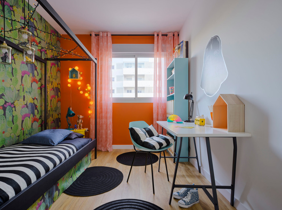 Esempio di una cameretta per bambini boho chic di medie dimensioni con pavimento in legno massello medio e pareti multicolore