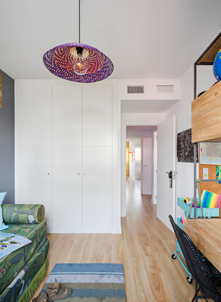 Idee per una cameretta per bambini eclettica di medie dimensioni con pareti grigie e pavimento in legno massello medio