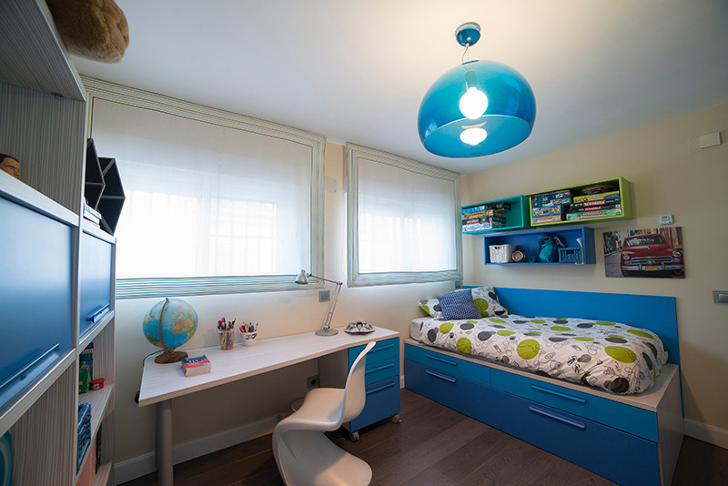 Idéer för att renovera ett mellanstort funkis barnrum kombinerat med sovrum, med gula väggar och mörkt trägolv