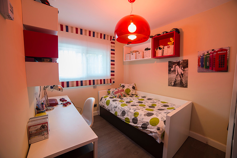 Exemple d'une chambre d'enfant tendance de taille moyenne avec un mur beige et parquet foncé.