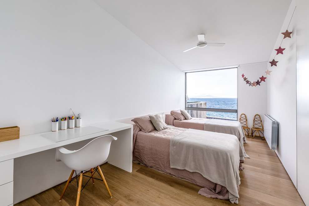 Maritimes Mädchenzimmer mit Schlafplatz, weißer Wandfarbe, braunem Holzboden und braunem Boden in Sonstige