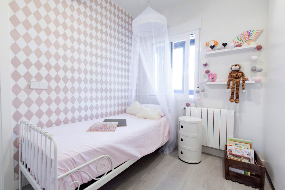 Inredning av ett skandinaviskt mellanstort flickrum kombinerat med sovrum och för 4-10-åringar, med vita väggar