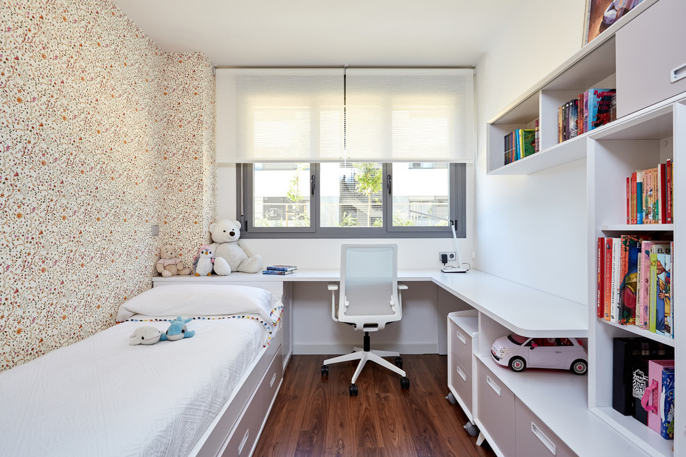 Modelo de habitación de niña contemporánea con paredes multicolor, suelo de madera oscura y suelo marrón