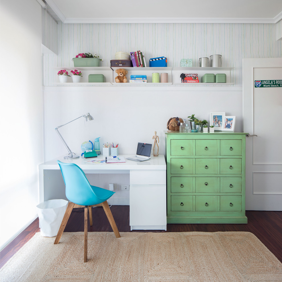 Inspiration för ett litet vintage könsneutralt tonårsrum kombinerat med skrivbord, med vita väggar, mellanmörkt trägolv och brunt golv