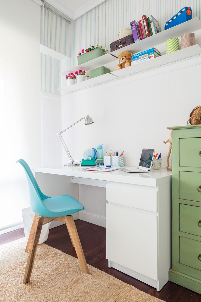 Diseño de dormitorio infantil minimalista pequeño con escritorio, paredes blancas, suelo de madera en tonos medios y suelo marrón