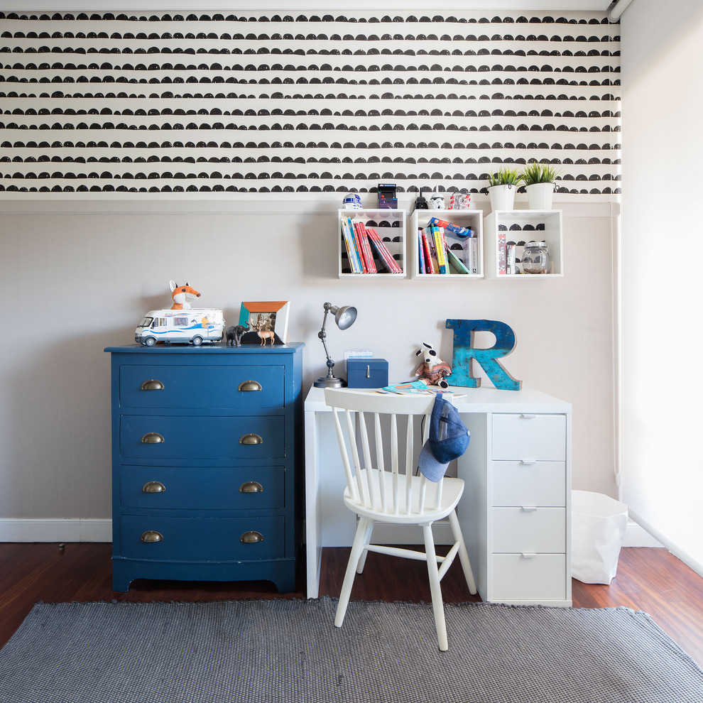 ビルバオにあるお手頃価格の小さなトランジショナルスタイルのおしゃれな子供部屋 (白い壁、無垢フローリング、児童向け、茶色い床) の写真