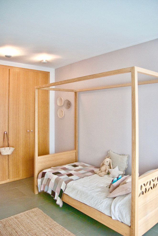 Пример оригинального дизайна: детская среднего размера в современном стиле с спальным местом, розовыми стенами, полом из керамогранита и серым полом для ребенка от 4 до 10 лет, девочки