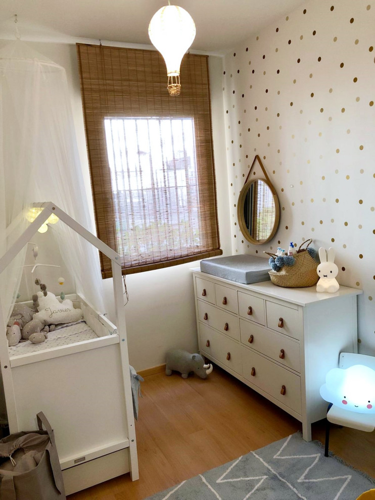 Kleines Nordisches Jungszimmer mit Schlafplatz, weißer Wandfarbe, Laminat und braunem Boden in Madrid
