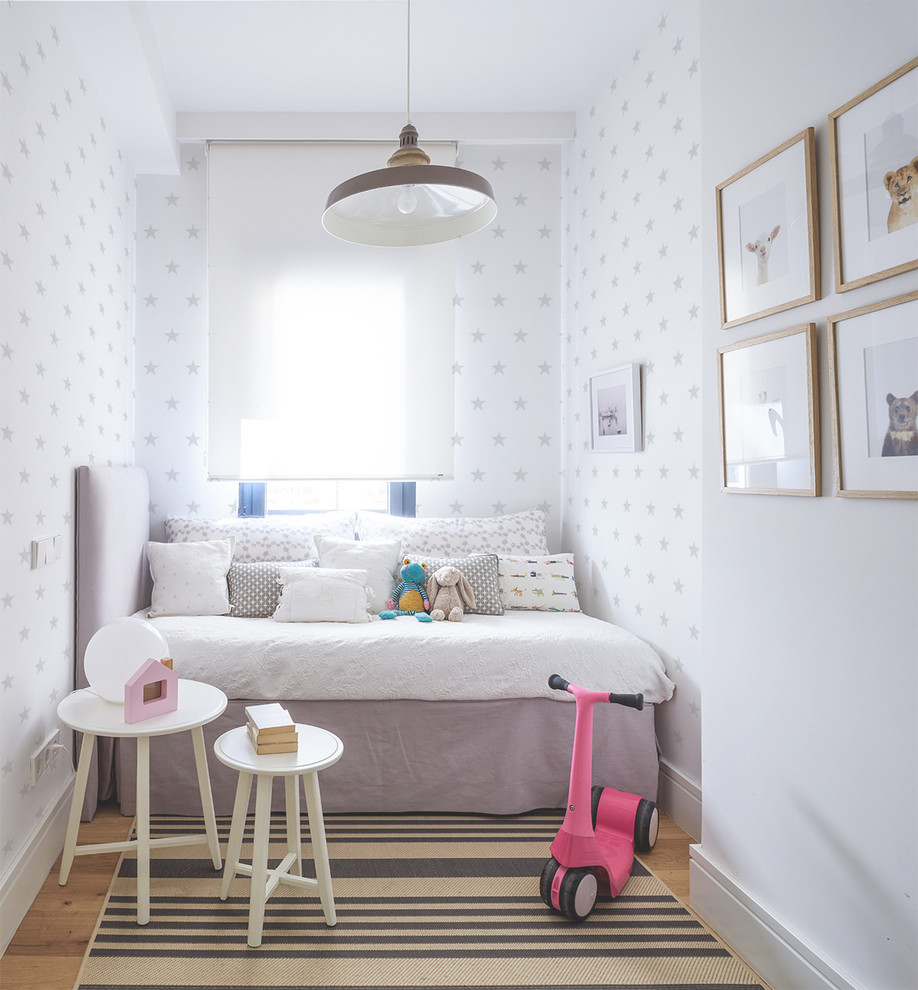 На фото: маленькая детская в скандинавском стиле с спальным местом и разноцветными стенами для на участке и в саду, ребенка от 1 до 3 лет, девочки