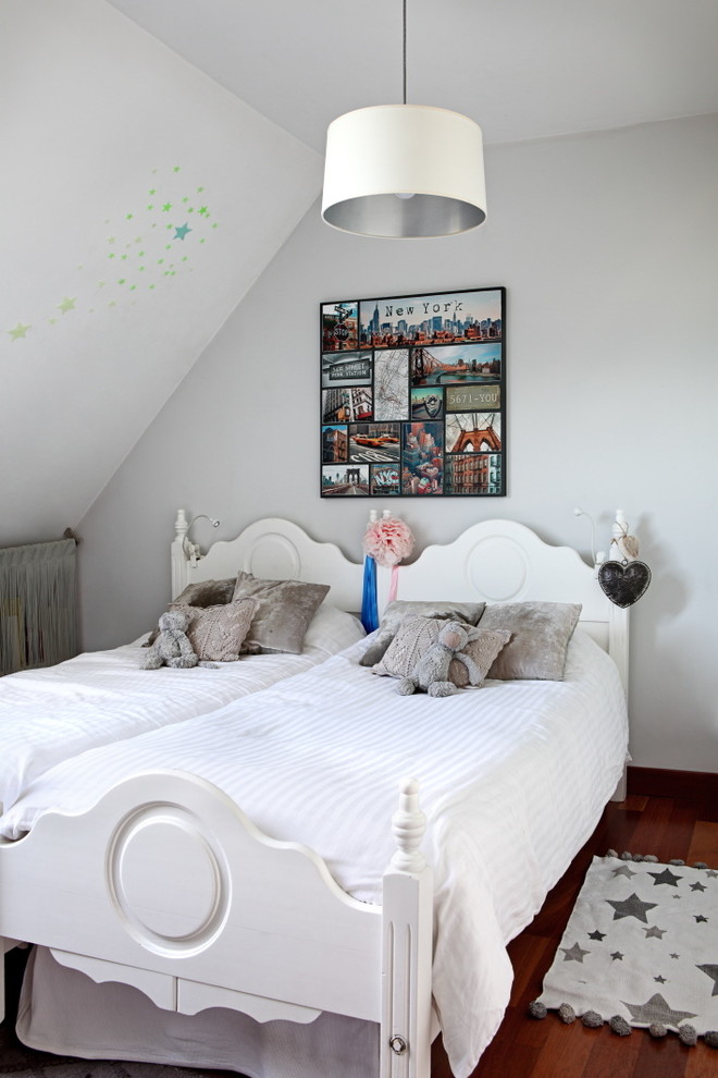 Modelo de dormitorio infantil de 4 a 10 años romántico pequeño con paredes blancas