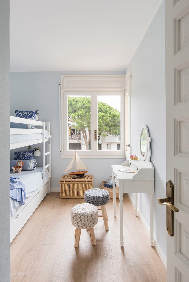 Idee per una cameretta da letto con pareti blu, parquet chiaro e pavimento beige