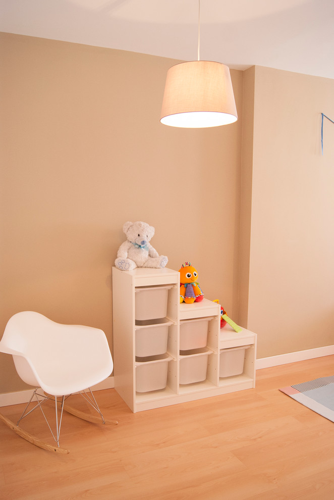 Bild på ett mellanstort funkis könsneutralt barnrum kombinerat med sovrum och för 4-10-åringar, med beige väggar och mellanmörkt trägolv