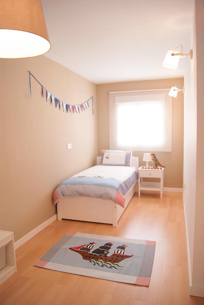 Design ideas for a medium sized contemporary gender neutral children’s room in Malaga with beige walls and medium hardwood flooring.