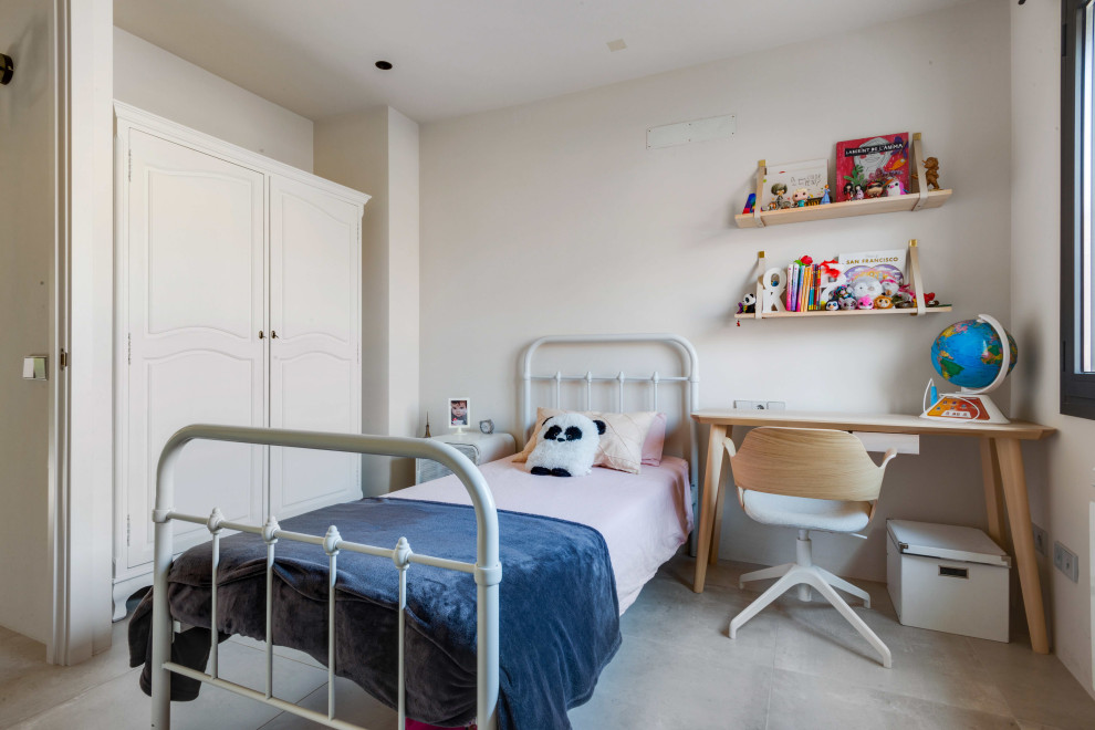 Diseño de dormitorio infantil contemporáneo con paredes blancas y suelo gris
