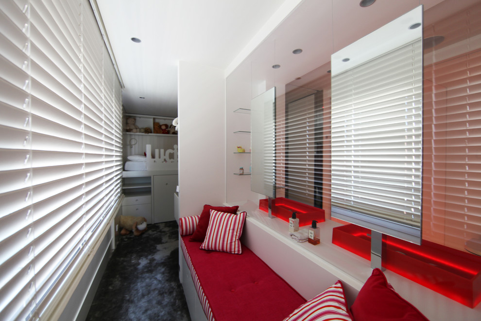 Modelo de dormitorio infantil de 4 a 10 años clásico renovado de tamaño medio con paredes blancas