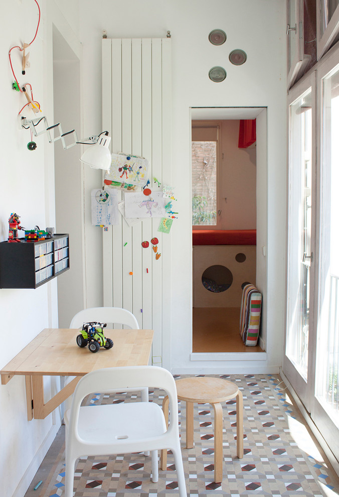 Источник вдохновения для домашнего уюта: маленькая нейтральная детская с игровой в современном стиле с белыми стенами и полом из керамической плитки для ребенка от 1 до 3 лет, на участке и в саду