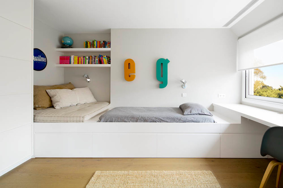 Ejemplo de dormitorio infantil escandinavo de tamaño medio con paredes grises y suelo de madera en tonos medios