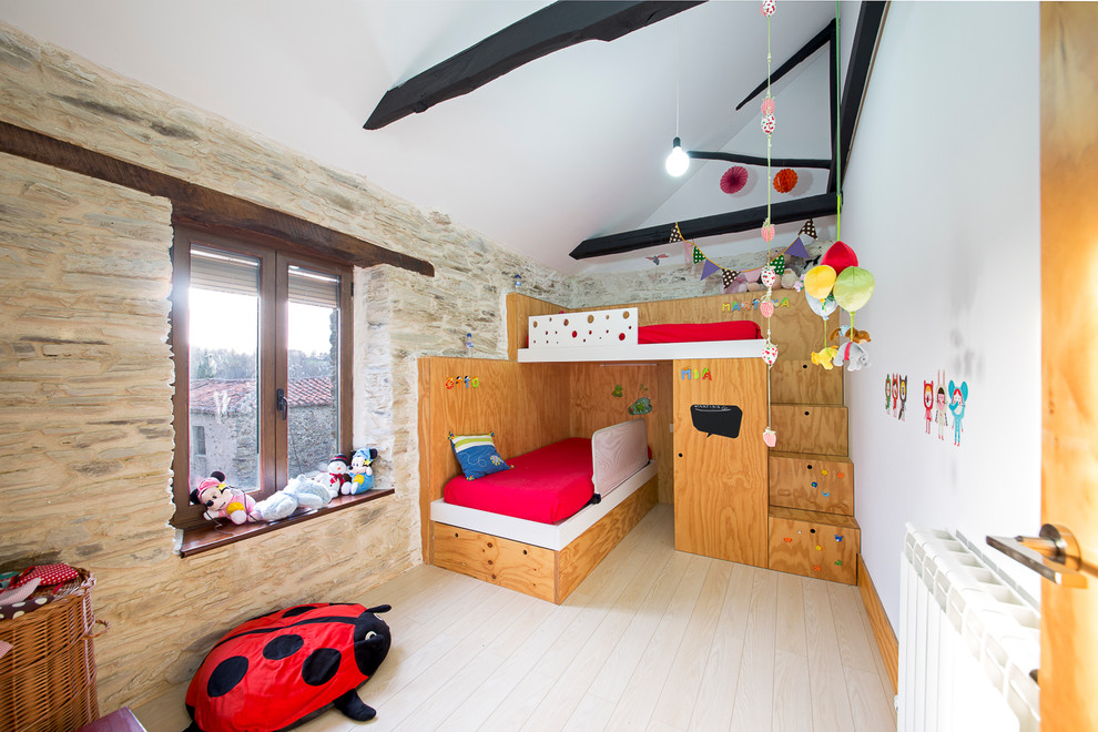 Réalisation d'une grande chambre d'enfant de 4 à 10 ans design avec un mur blanc et un lit superposé.