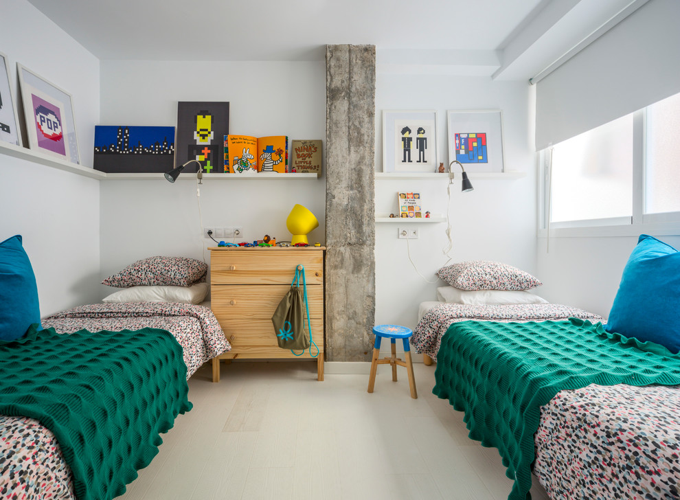 他の地域にある北欧スタイルのおしゃれな子供部屋 (白い壁、児童向け、グレーの床) の写真