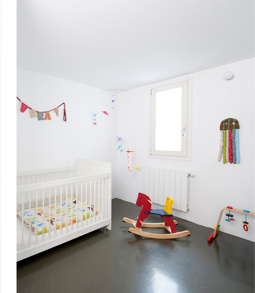Foto på ett mellanstort medelhavsstil könsneutralt småbarnsrum kombinerat med sovrum, med vita väggar