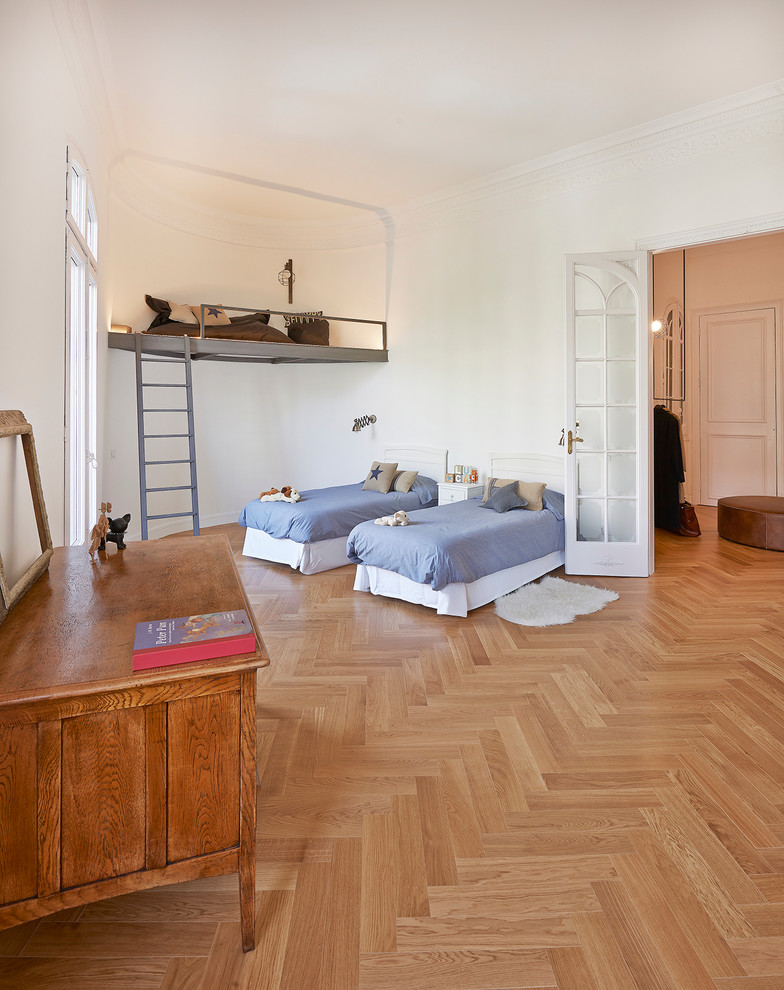 Aménagement d'une très grande chambre d'enfant de 4 à 10 ans scandinave avec un mur blanc et un sol en bois brun.