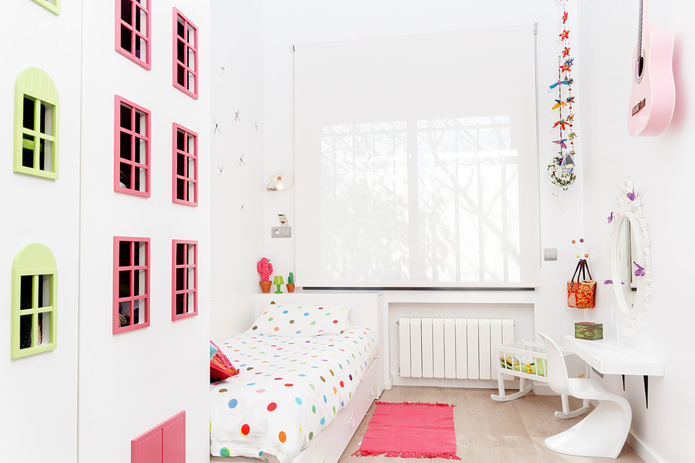 Foto de dormitorio infantil de 4 a 10 años actual de tamaño medio con paredes blancas y suelo de madera clara