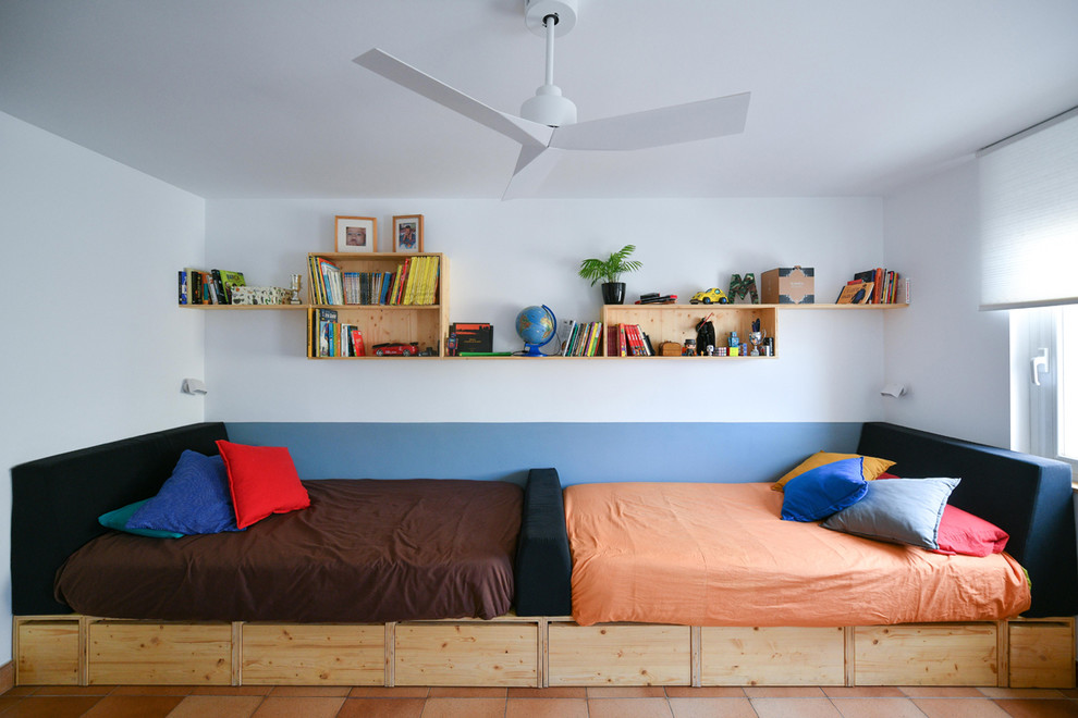 Neutrales Skandinavisches Kinderzimmer mit Schlafplatz, blauer Wandfarbe und Terrakottaboden in Barcelona