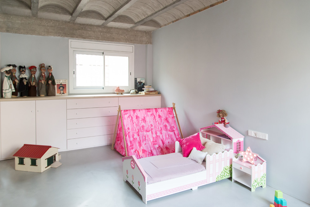 Mittelgroßes Stilmix Mädchenzimmer mit Spielecke in Barcelona