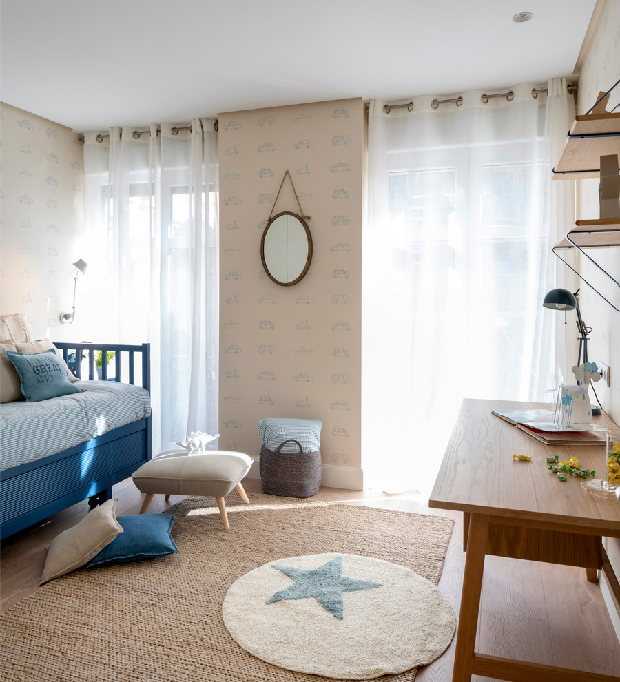Idéer för stora vintage pojkrum kombinerat med sovrum och för 4-10-åringar, med beige väggar, laminatgolv och brunt golv