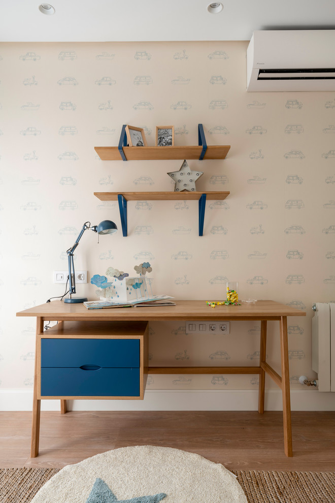 Klassisk inredning av ett stort pojkrum kombinerat med skrivbord och för 4-10-åringar, med beige väggar, laminatgolv och brunt golv