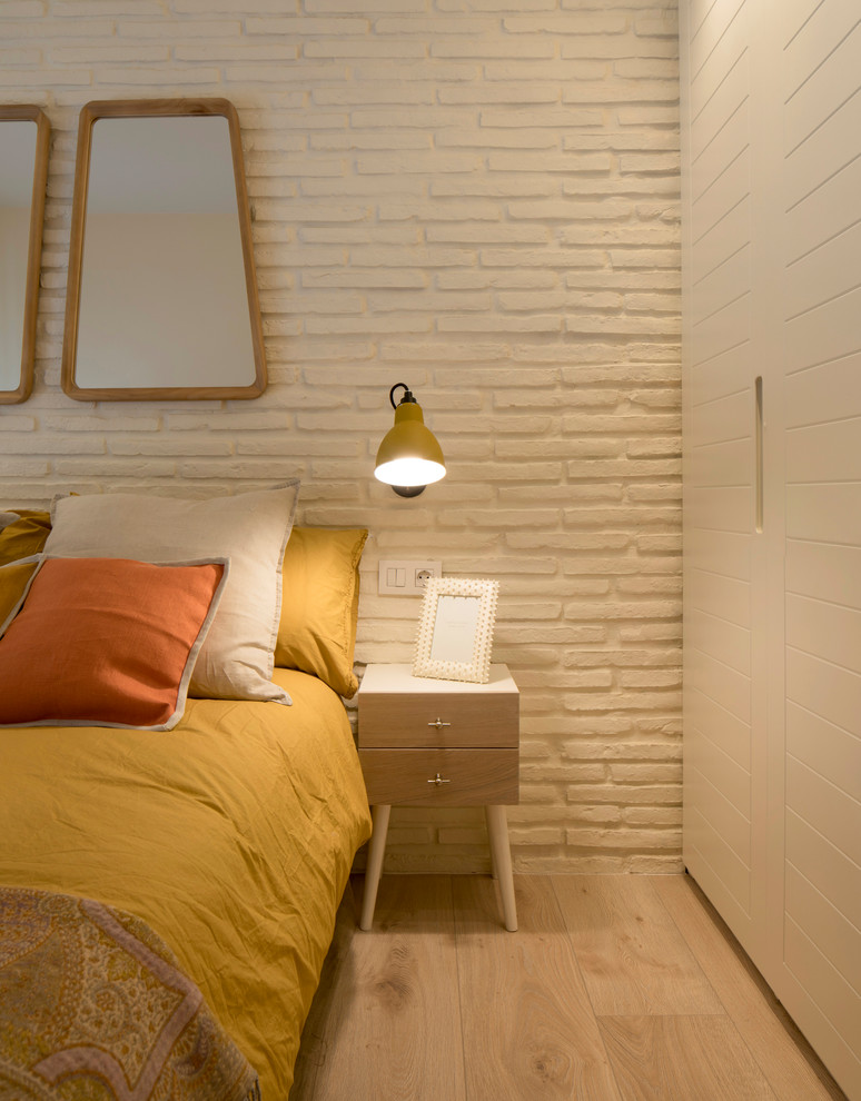 Imagen de dormitorio infantil tradicional renovado de tamaño medio con paredes blancas y suelo laminado