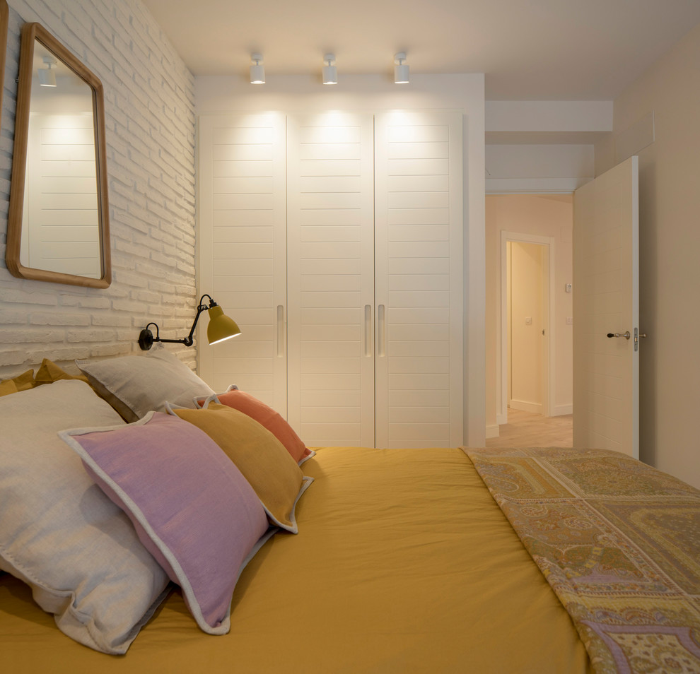 Inredning av ett klassiskt mellanstort barnrum kombinerat med sovrum, med vita väggar och laminatgolv