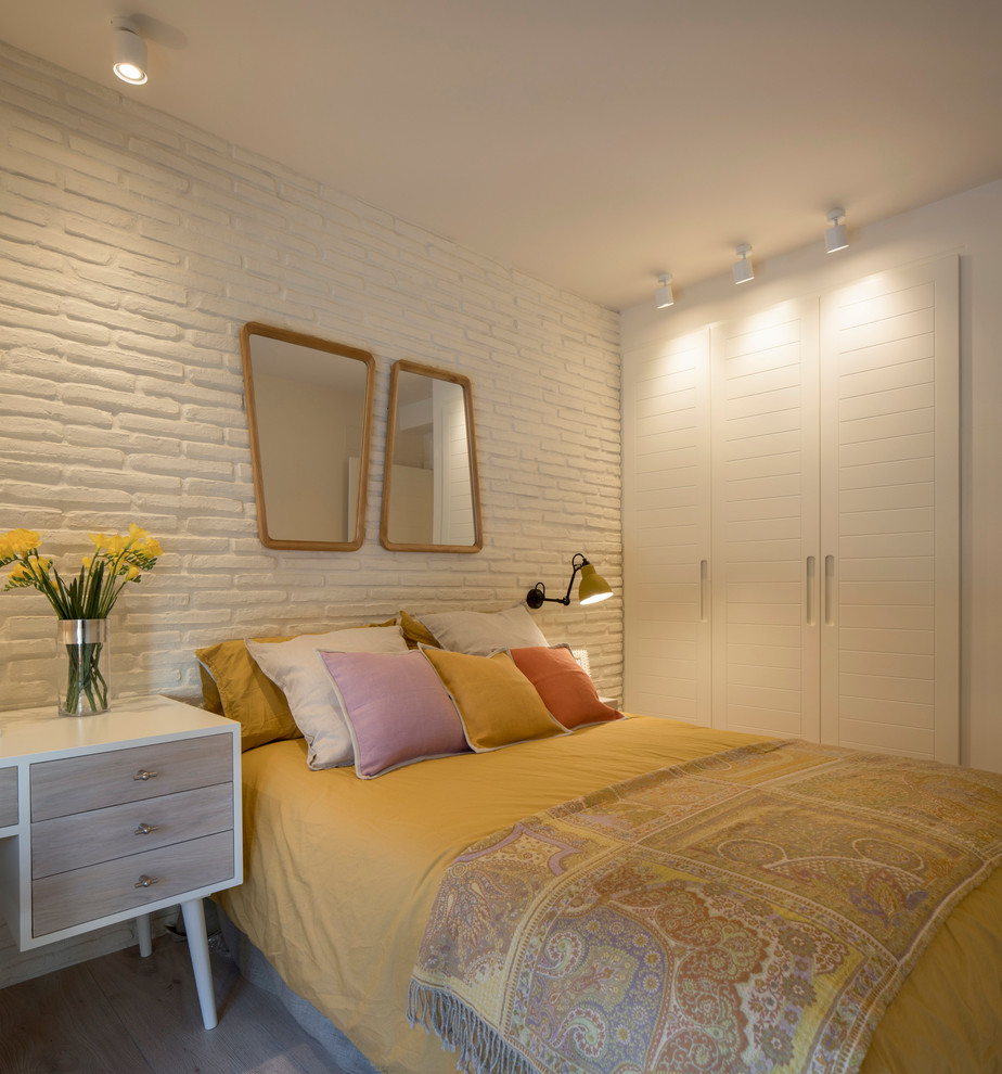 Medium sized traditional teen’s room for girls in Bilbao with white walls and laminate floors.