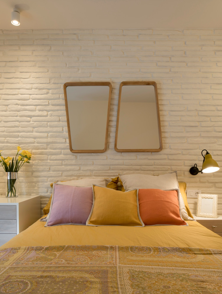 Idée de décoration pour une chambre tradition de taille moyenne avec un mur blanc et sol en stratifié.