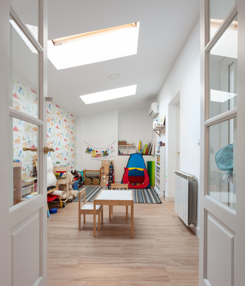 Ejemplo de dormitorio infantil de 1 a 3 años actual de tamaño medio con paredes blancas, suelo de baldosas de cerámica y suelo beige