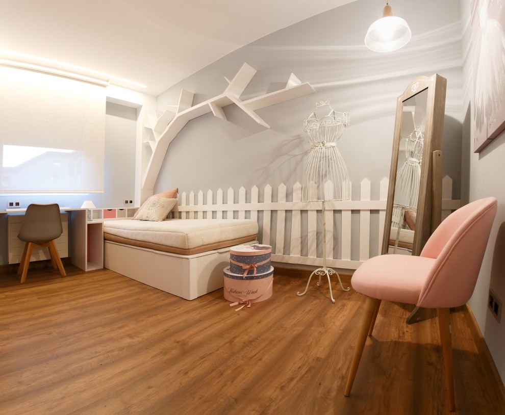 Foto de dormitorio infantil tradicional renovado de tamaño medio con paredes grises y suelo de madera en tonos medios