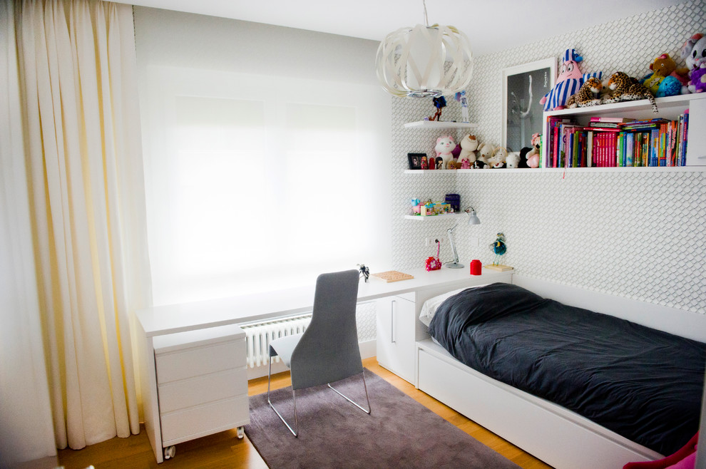 Ejemplo de dormitorio infantil de 4 a 10 años tradicional renovado de tamaño medio con paredes blancas y suelo de madera en tonos medios