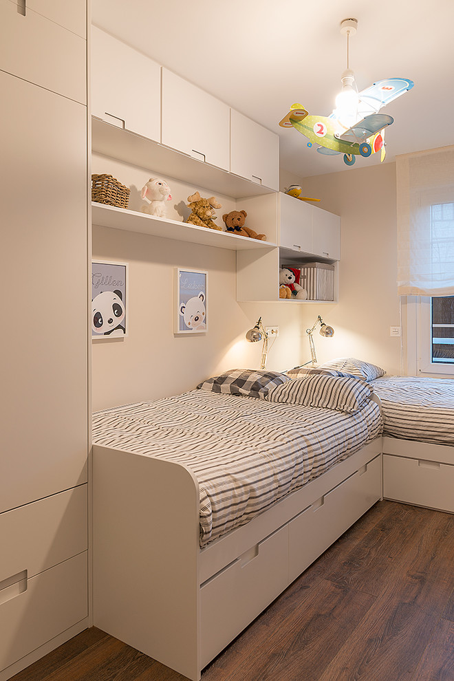 Imagen de dormitorio infantil clásico renovado con paredes beige, suelo de madera en tonos medios y suelo marrón