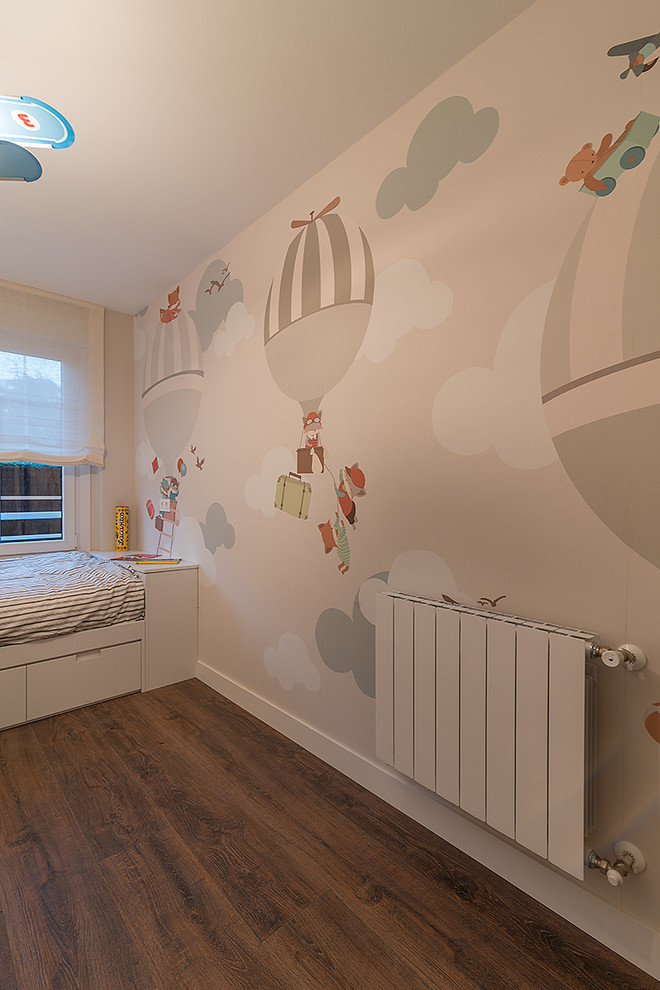 Modelo de dormitorio infantil tradicional renovado con paredes beige, suelo de madera en tonos medios y suelo marrón