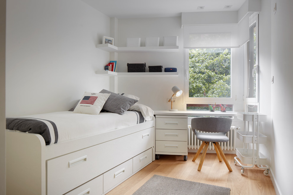 Diseño de dormitorio infantil moderno de tamaño medio con paredes blancas, suelo de madera en tonos medios y suelo marrón