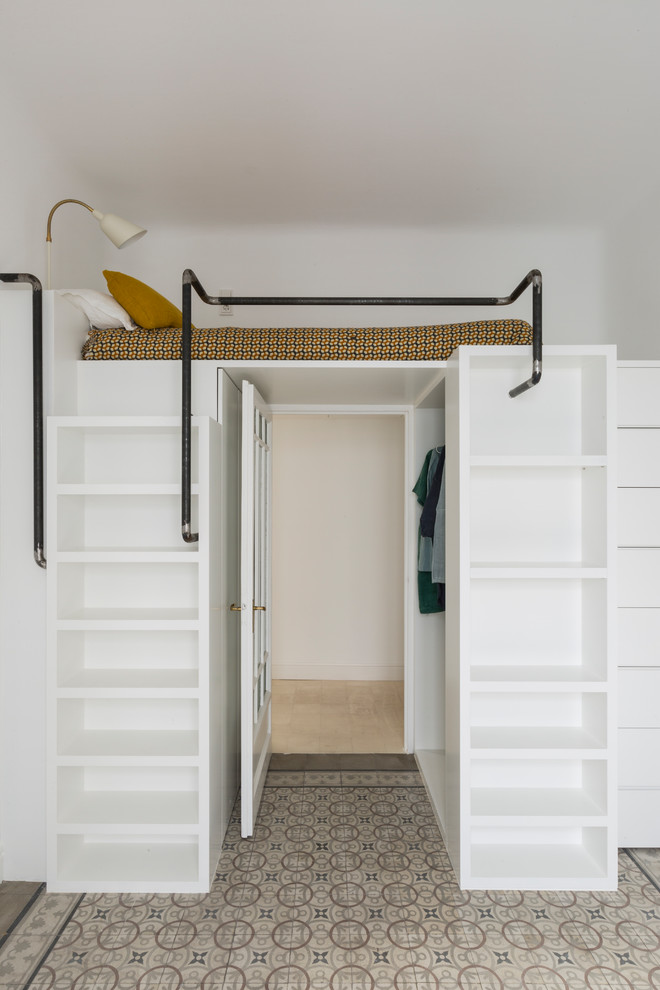 Inspiration för ett funkis pojkrum kombinerat med sovrum, med vita väggar och flerfärgat golv